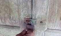 Cara Pasang Engsel Gembok Pintu